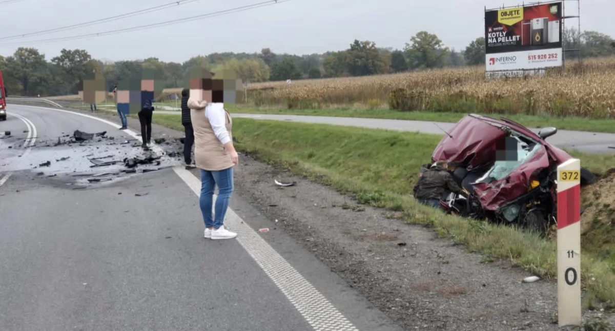 Poważny wypadek pod Wrocławiem. Kierowca osobówki walczy o życie