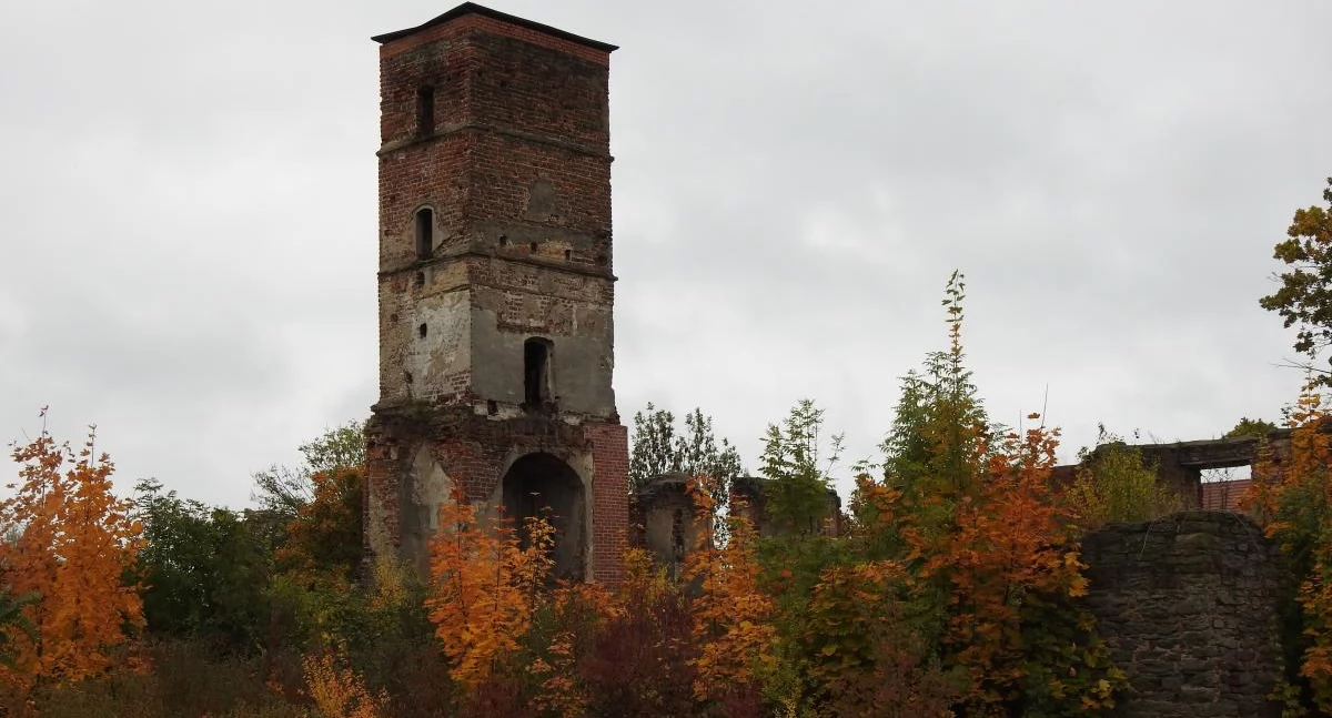 Tajemnicze Karkonosze - Smolec i historia zamku skrytego wśród drzew