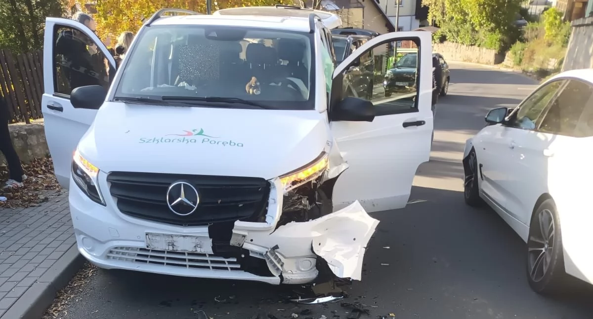 Wypadek w Szklarskiej Porębie. W busa z miejskimi radnymi uderzyło auto osobowe. 
