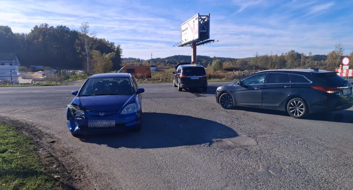 Zderzenie przy stacji BP na trasie Jelenia Góra–Karpacz. Kierowcy gubią się w nowej organizacji ruchu.