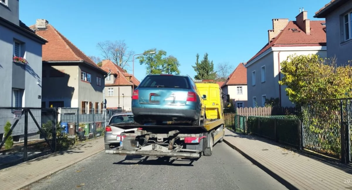 Porzucone auta znikają z miejskich ulic. Kolejne pojazdy odholowane