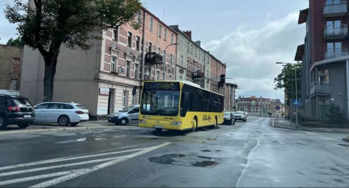 Pasażer czeka, autobus nie przyjeżdża. Co się dzieje z PKS Jelenia Góra?