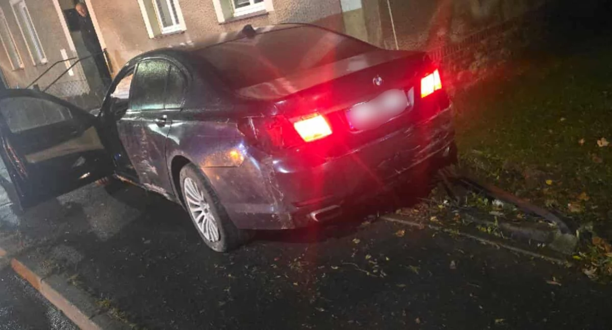 BMW przez płot na prywatną posesję. Młody kierowca nie opanował samochodu