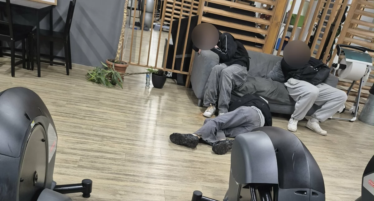 Libacja na siłowni w Jeleniej Górze. Zarzygani chłopcy spali na sali treningowej