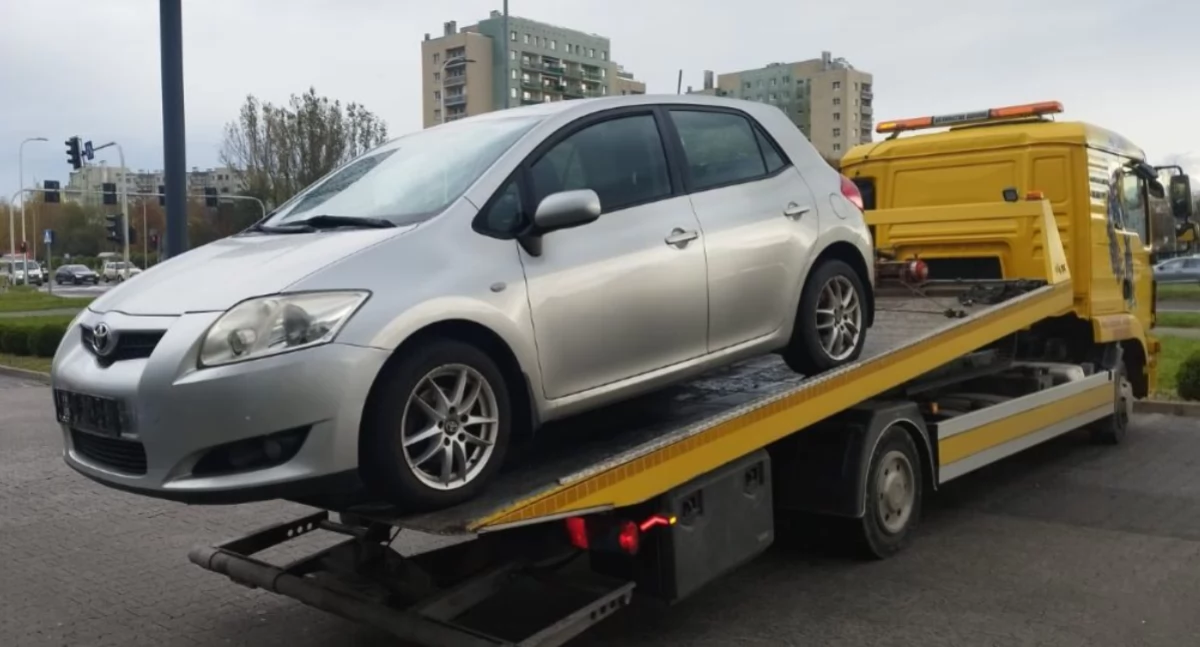 Toyota bez ubezpieczenia odholowana na parking miejski