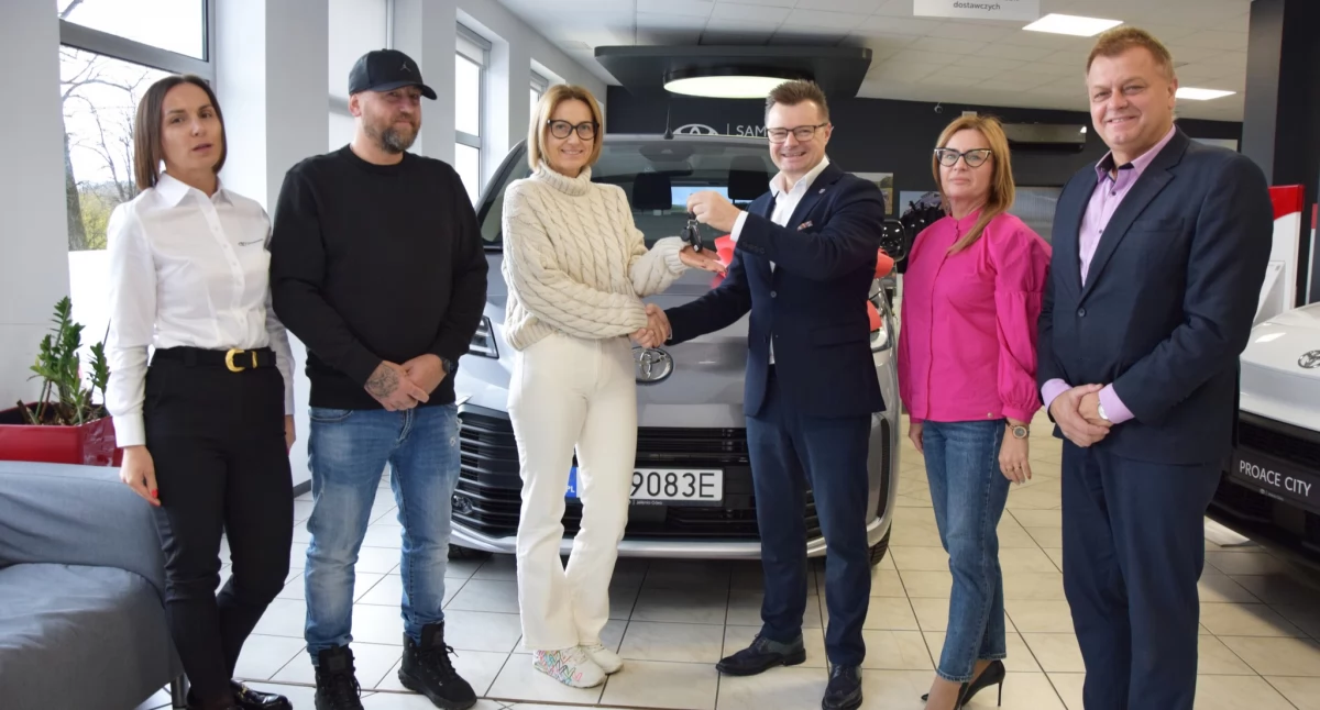 Samochód dla Zawodowej Rodziny Zastępczej z pomocą powiatu