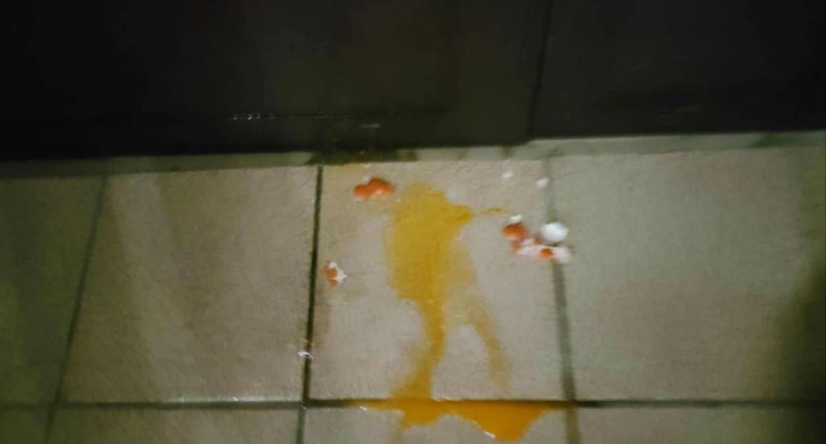 Nie dostali cukierków, obrzucili drzwi jajkami
