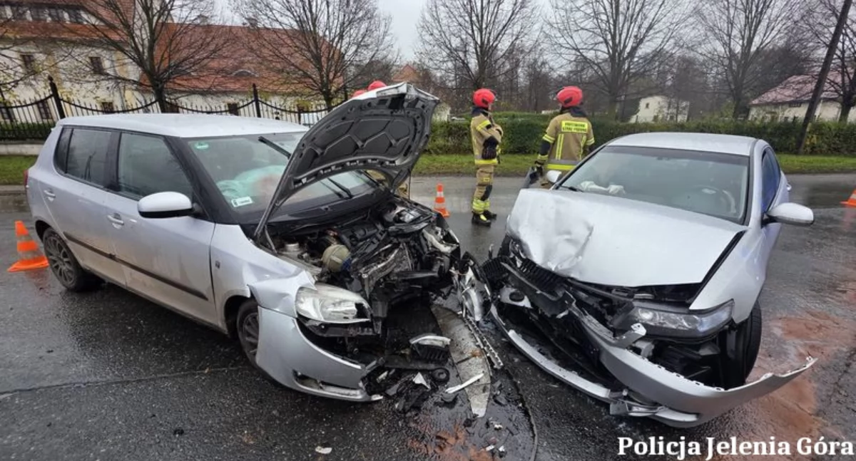 Groźne zderzenie w Wojanowie. Kierowca bez uprawnień spowodował czołówkę