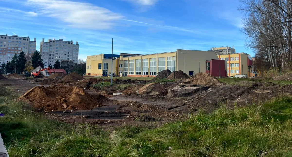 Ruszyła modernizacja boisk przy Szkole Podstawowej nr 11 w Jeleniej Górze
