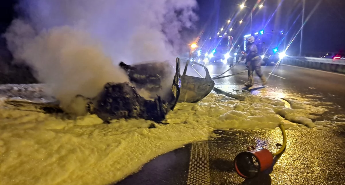 Pożar samochodu na A4 pod Wrocławiem. Pojazd spłonął doszczętnie, kierowcy utknęli w korku.