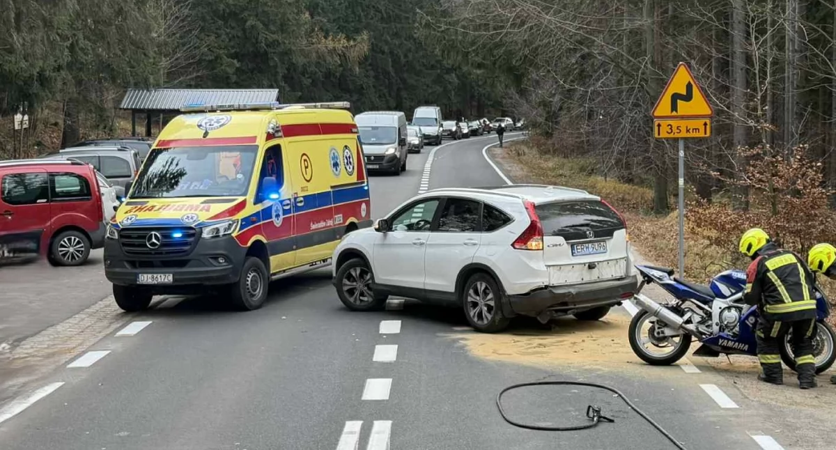 Zderzenie motocyklisty z autem osobowym tuż za Zakrętem Śmierci – droga całkowicie zablokowana