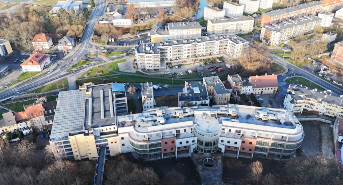 Nigdy nieotwarty kompleks w centrum Jeleniej Góry znów na sprzedaż