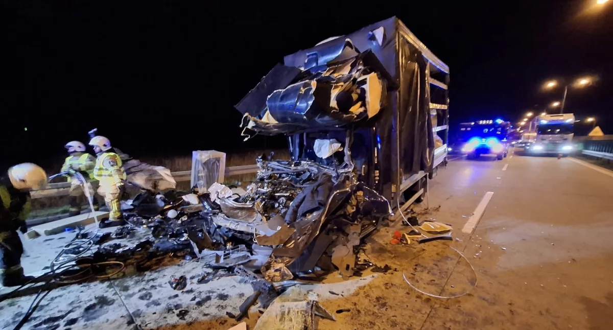 Bus zmiażdżony po zderzeniu z ciężarówką na A4. Dwie osoby w stanie ciężkim