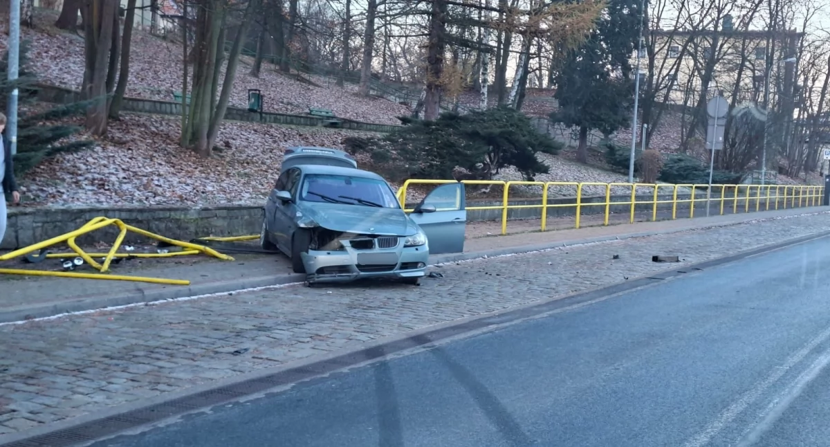 Młody kierowca nie opanował BMW. Staranował barierki i wylądował na chodniku przy PKP