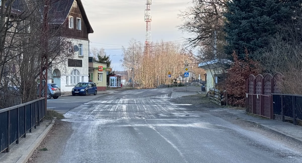 Obietnice warte tyle co nic. Ta droga powiatowa w Podgórzynie wciąż jest niedokończona