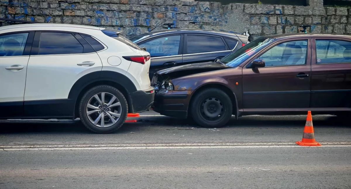 Kolizja na Podwalu. Skoda uderzyła w tył Mazdy przy Nowym Rynku.