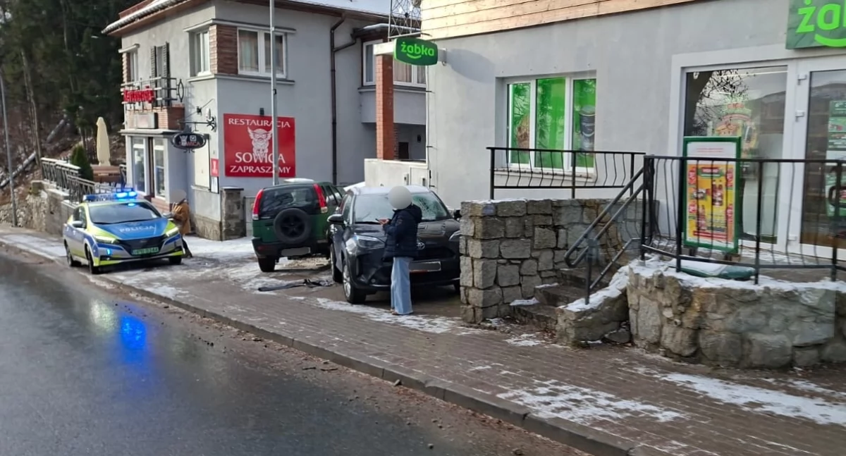 Karpacz - 29-latka bez uprawnień nie opanowała Daihatsu i staranowała zaparkowane samochody