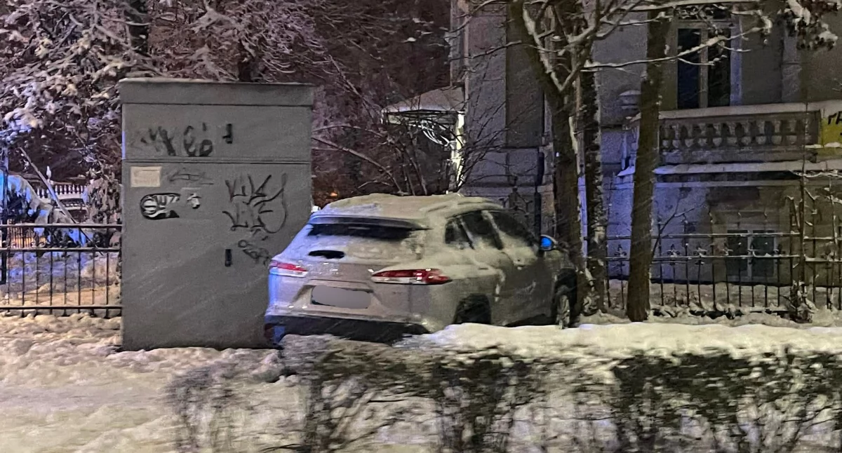 Jeden z pojazdów po zderzeniu wylądował na płocie prywatnej posesji