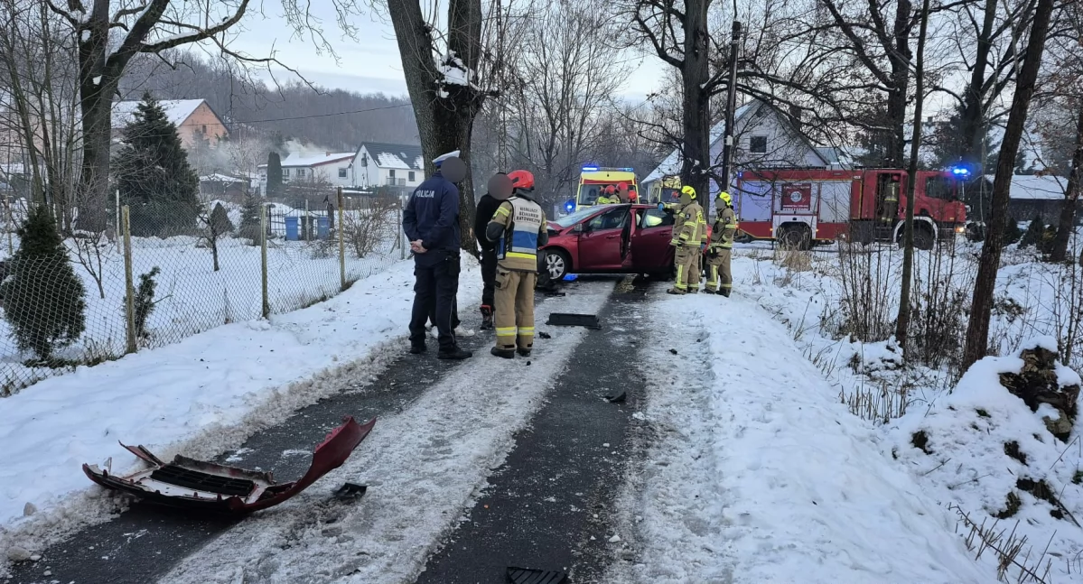 Rybnica - kierowca wjechał w drzewo. Droga jest zablokowana