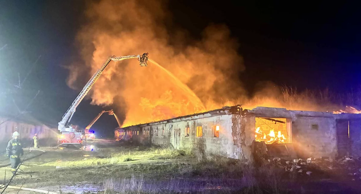 Ogromny pożar w Sadach Górnych. Płonie budynek gospodarczy pełen słomy.