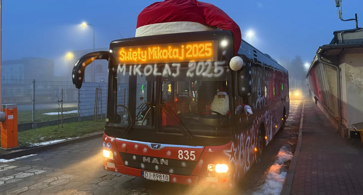 Mikołajkowy autobus w Jeleniej Górze