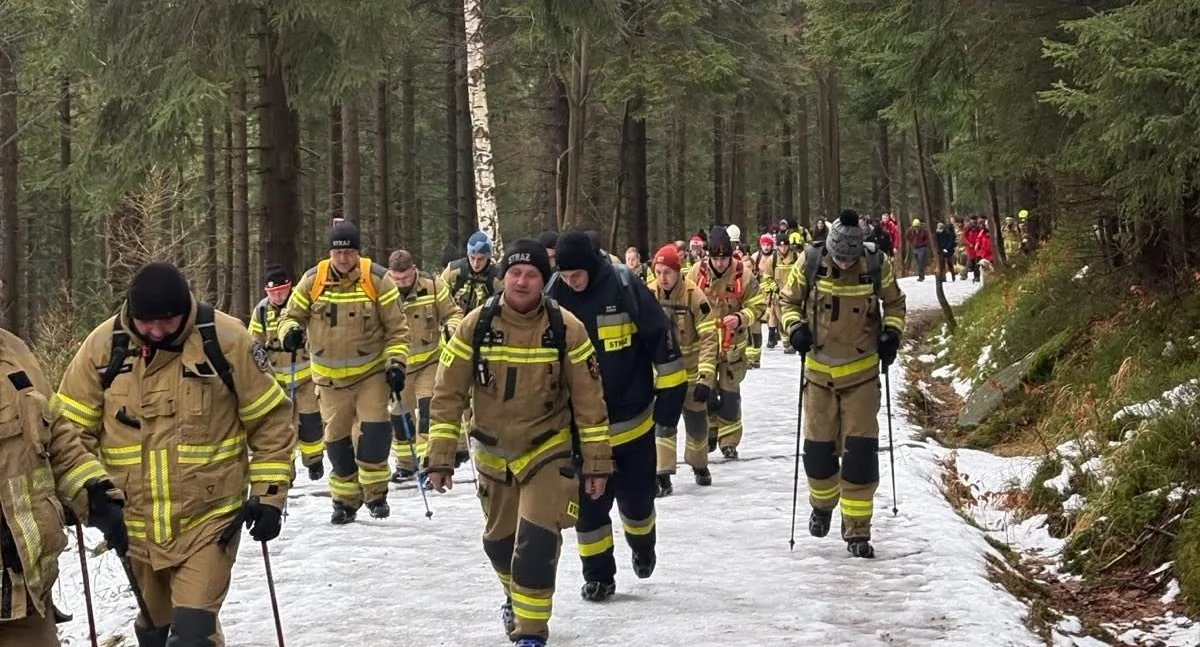 Strażacy zdobyli Śnieżkę dla małej Marysi. Mocna ekipa z Kaczorowa, Janowic i Jawora