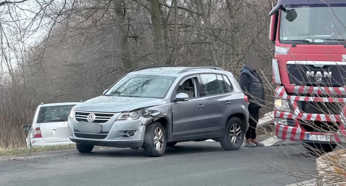 Kolejne zderzenie na newralgicznym zakręcie
