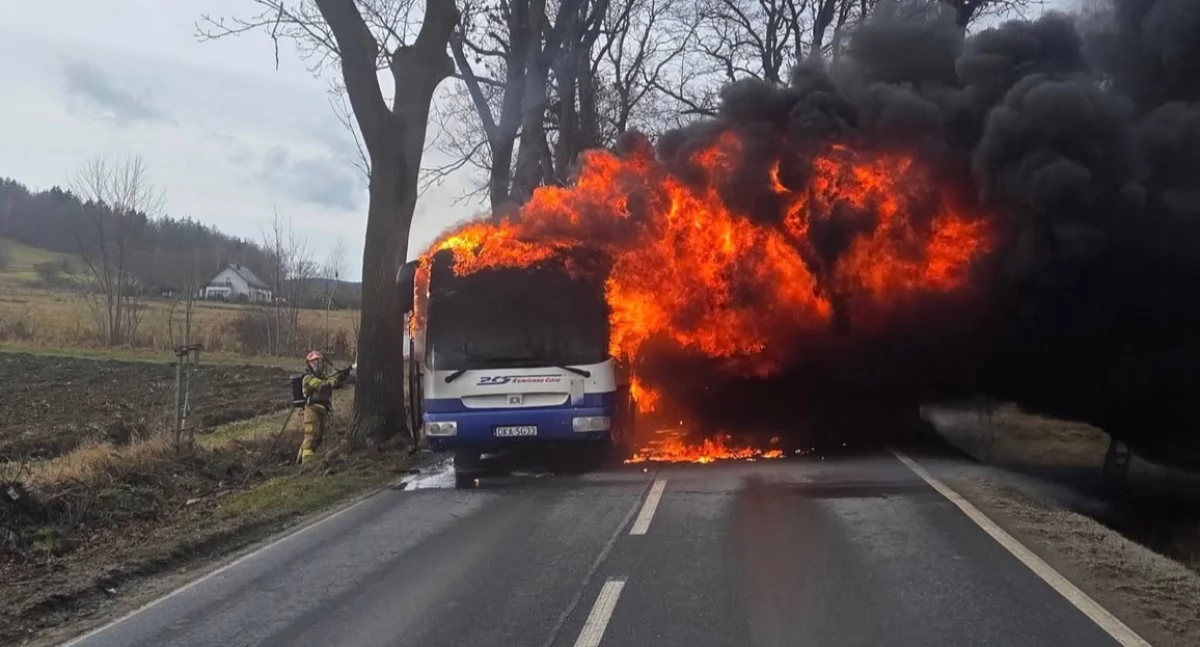 Pożar autobusu na trasie Kamienna Góra – Ogorzelec.