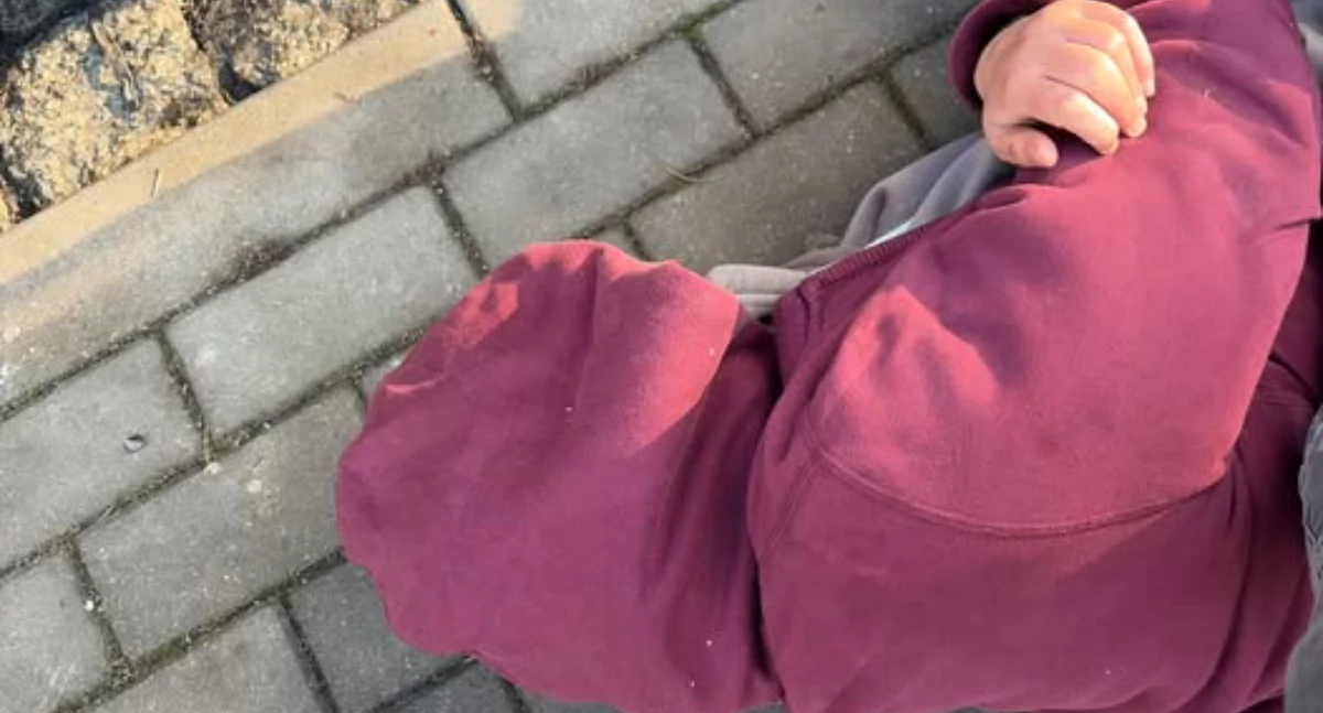Bez litości - Agresywna kobieta na ulicach Jeleniej Góry. Interweniuje policja, a internet stawia własne diagnozy.