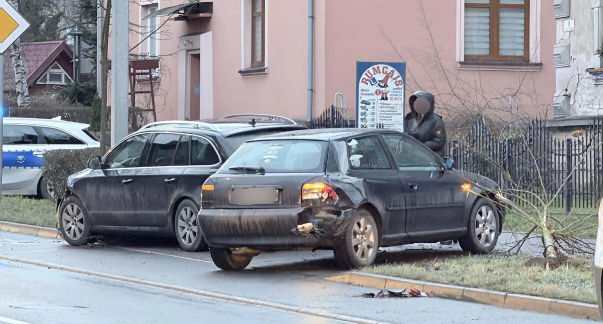 Utrudnienia na alei Wojska Polskiego po zderzeniu Audi ze Skodą