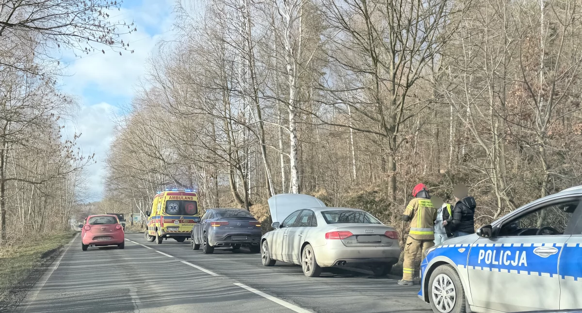 Na DK 5 w kierunku Szklarskiej Poręby doszło do zderzenia dwóch pojazdów. Ruch odbywa się wahadłowo
