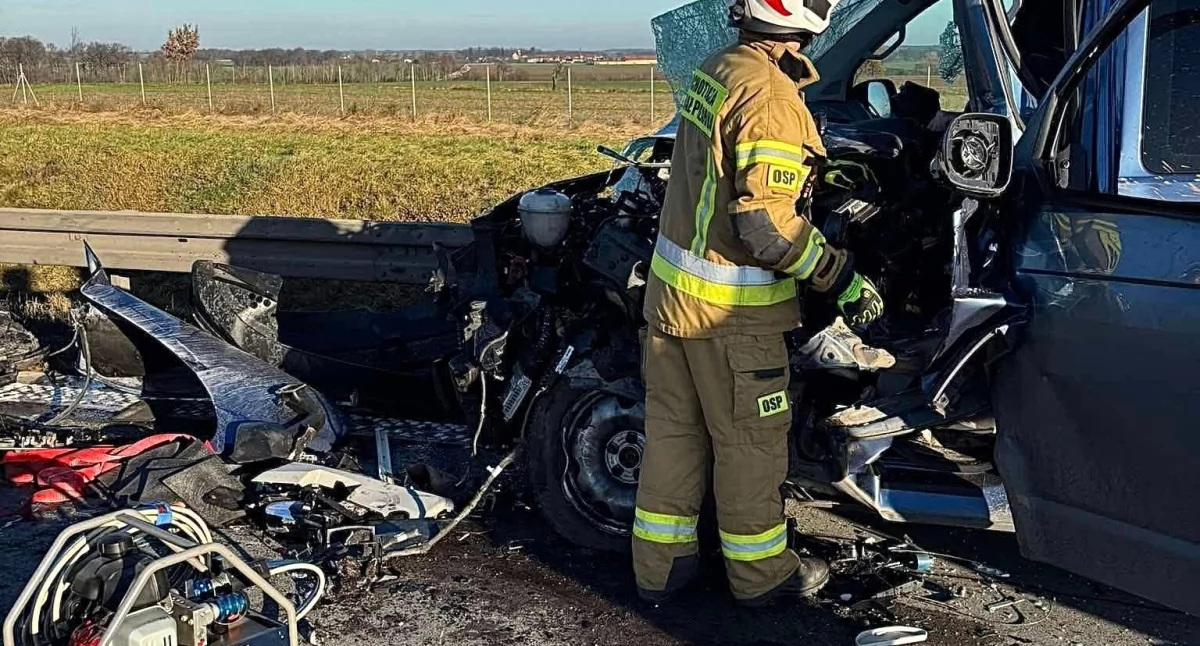 Wypadek na autostradzie A4. Bus zderzył się w ciężarówką. Na miejscu lądował LPR