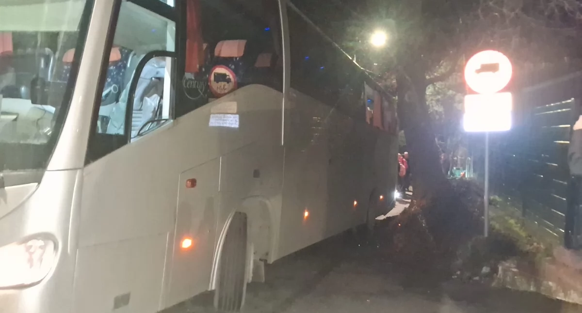 Autokar utknął na wąskiej ulicy w Karpaczu. Trzy wybite szyby i mandat.