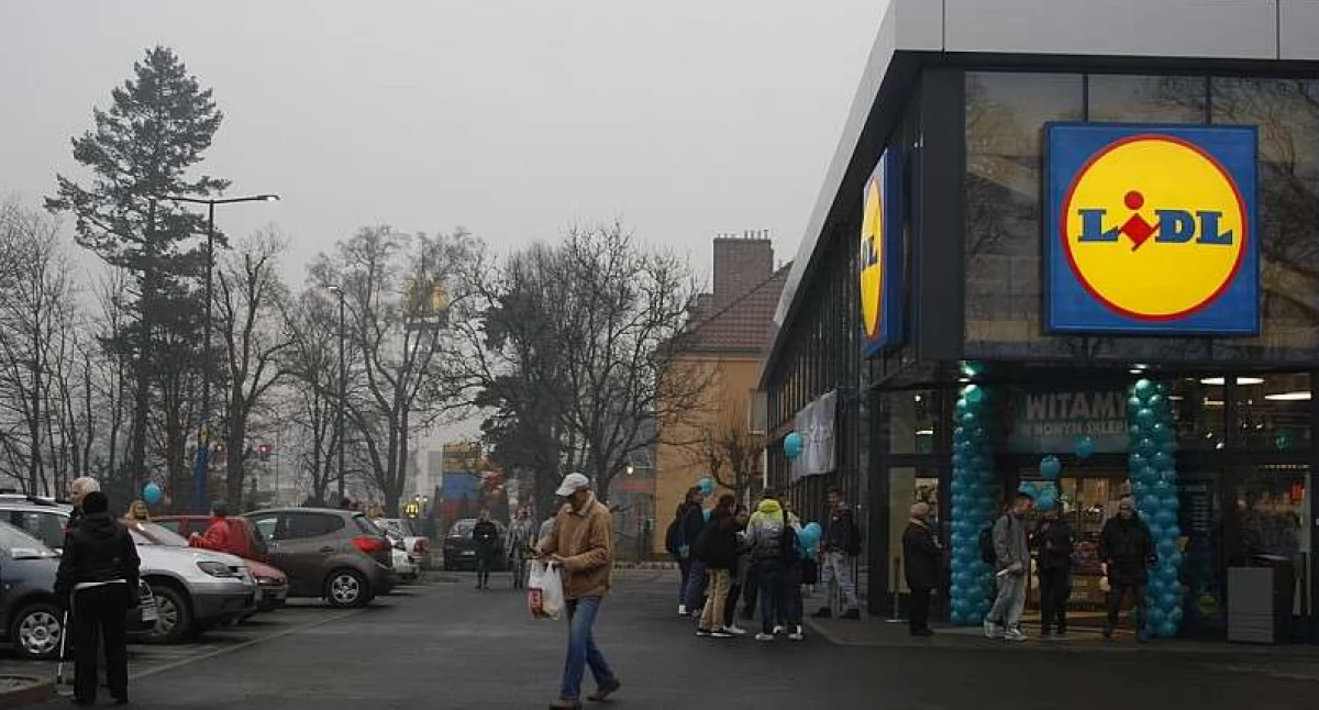 Kobieta napadnięta przed sklepem w Jeleniej Górze. Trwają poszukiwania sprawcy