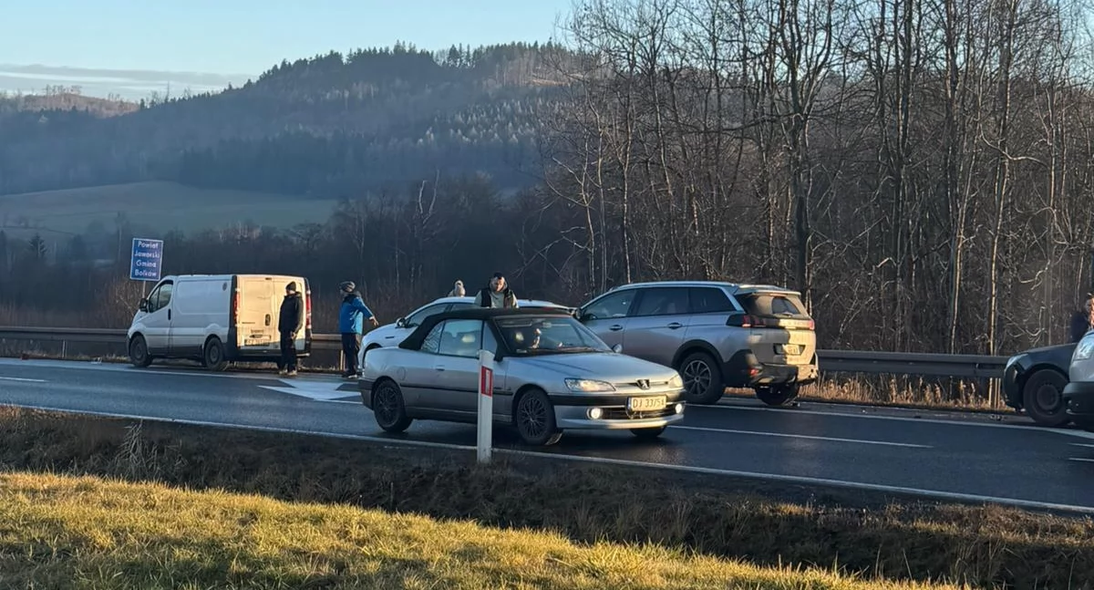 Kolizja kilku samochodów na DK5 w Kaczorowie. Utrudnienia w ruchu
