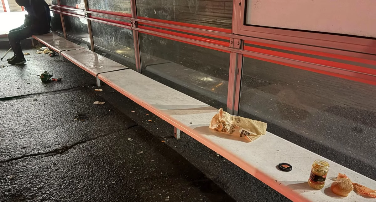 Przystanek autobusowy to miejsce publiczne, a nie prywatna melina
