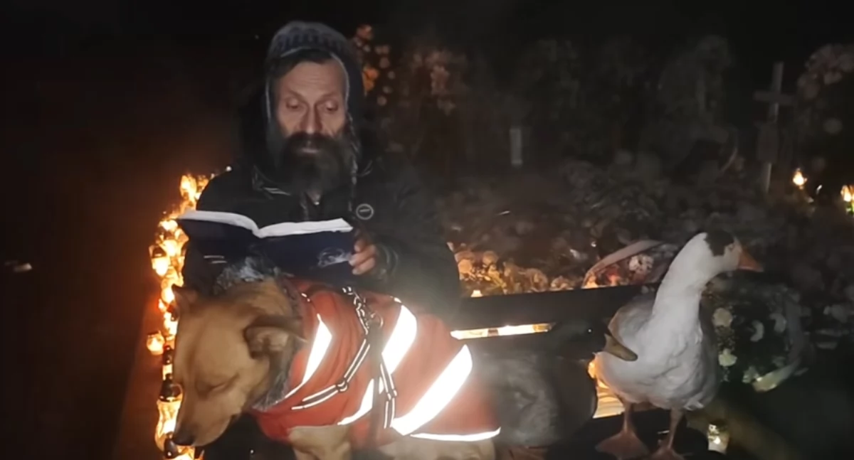 Z kaczką, gęsią i psem przy grobie odczytał wiersz, który stał się apelem