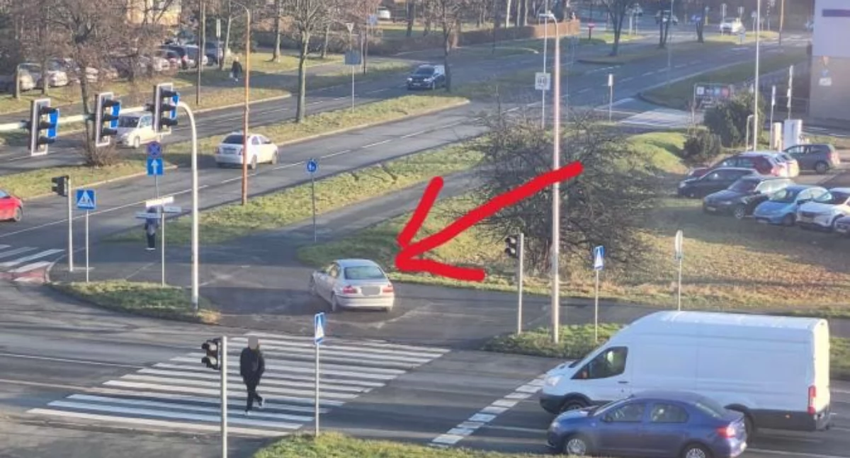 Bez pośpiechu i bez wstydu. Jedna parkuje na chodniku, drugi jedzie pod prąd