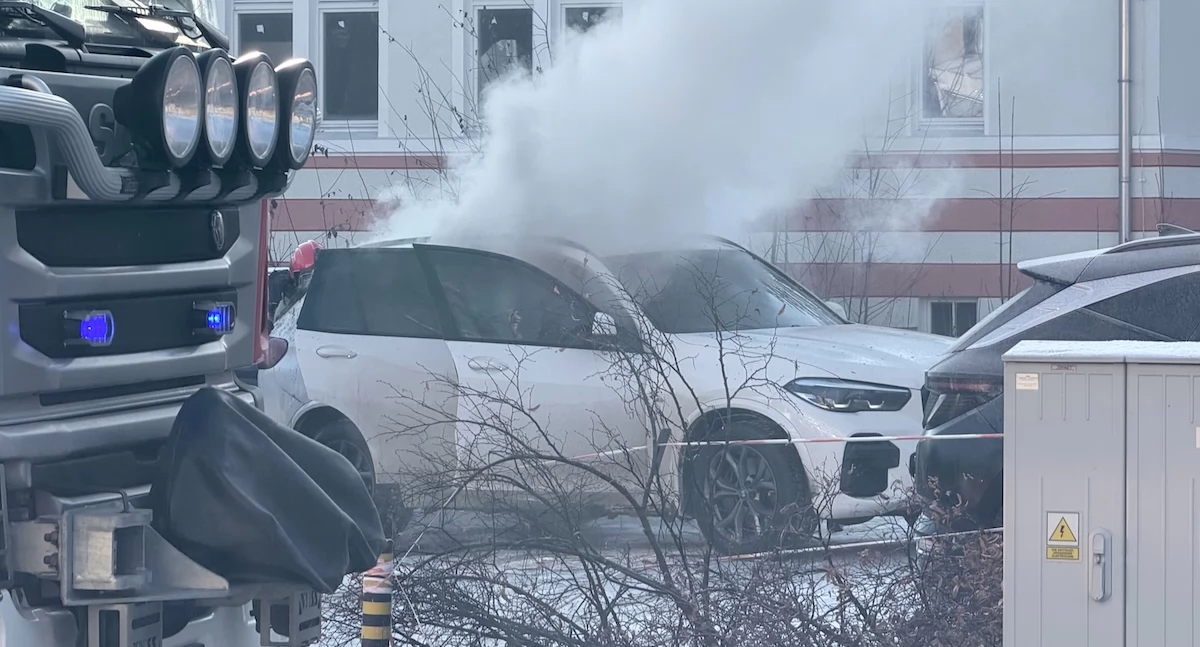 BMW w płomieniach przy Hotelu Cieplice