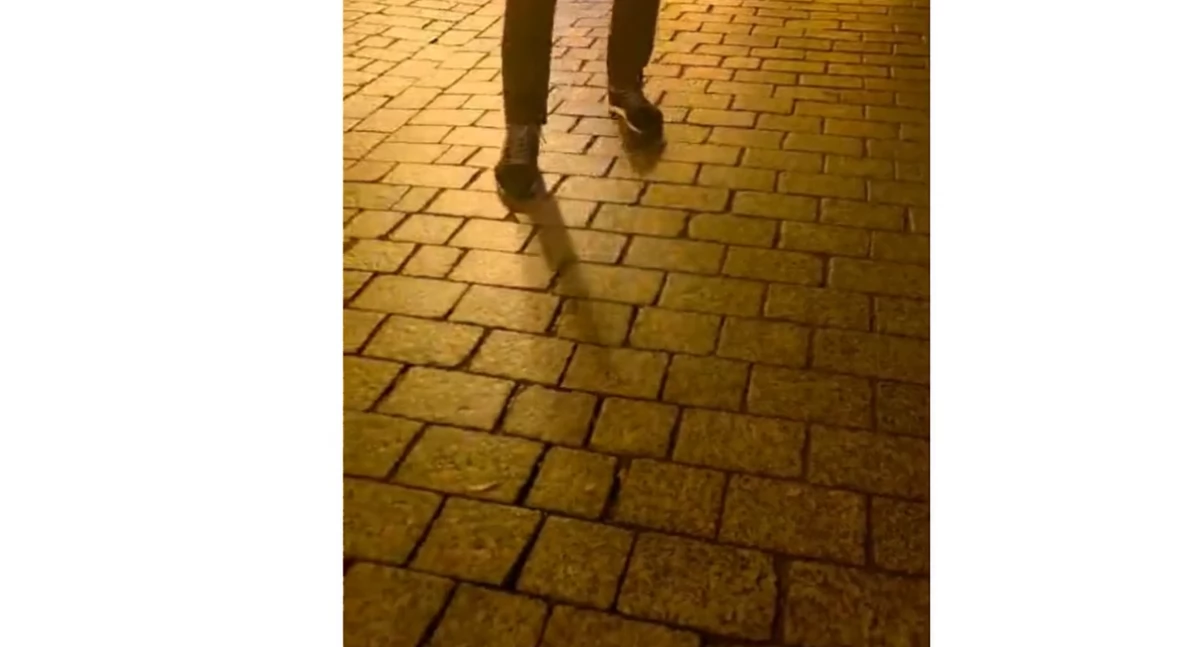 Uwaga na śliską nawierzchnię na Placu Piastowskim