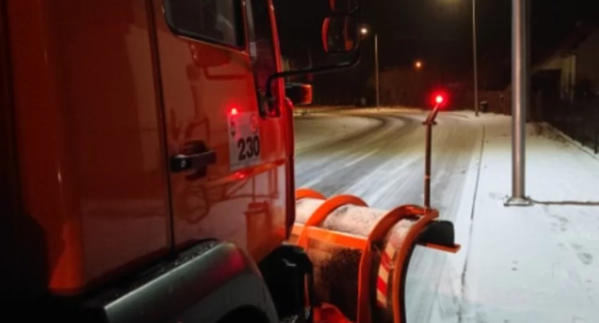 Zimowe utrzymanie dróg w Jeleniej Górze. MPGK usuwa skutki intensywnych opadów śniegu