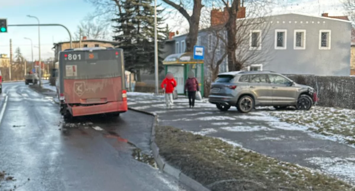 Zderzenie Skody z autobusem MZK na ulicy Wolności
