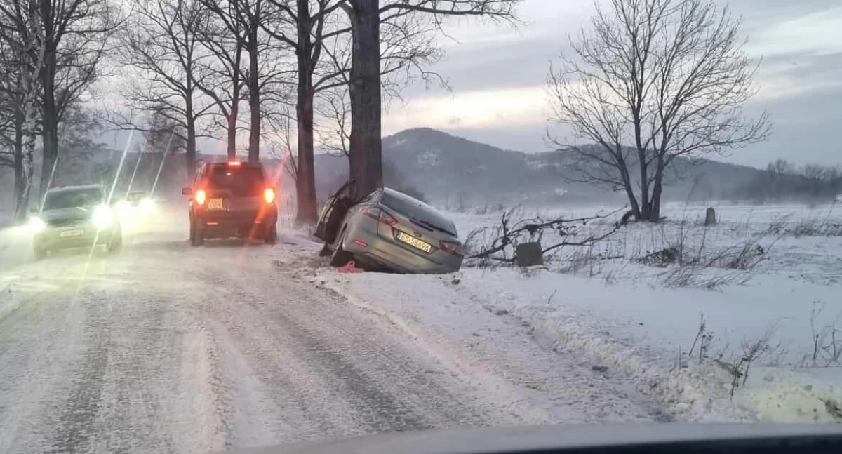 Śnieg ciągle pada. Trudne warunki na drogach w regionie.