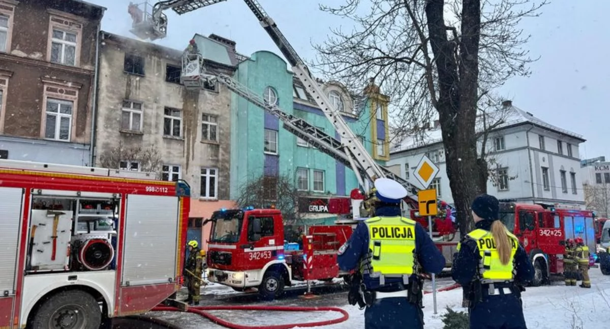 Pożar przy Armii Krajowej w Jeleniej Górze. Trzy osoby ewakuowane, ulice czasowo zamknięte