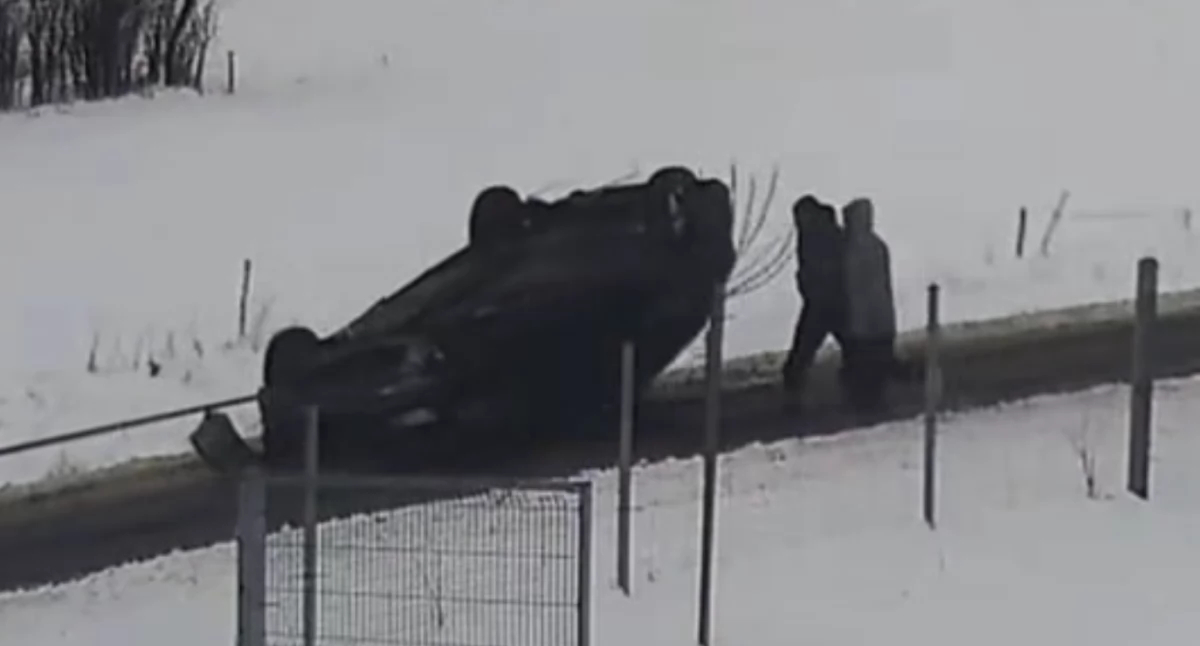 Holowanie auta na dachu. Pijany kierowca wpadł na kreatywny pomysł