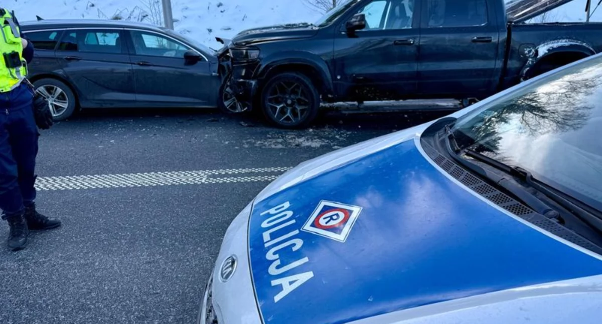Groźne zderzenie na wjeździe do Jeleniej Góry. Policja apeluje o rozwagę