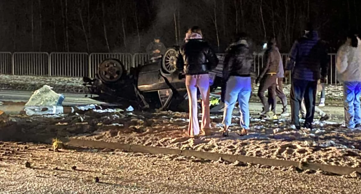 Dachowanie BMW na alei Solidarności. W samochodzie byli uwięzieni pasażerowie