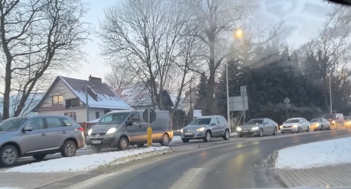 Armagedon pod szkołą. Korek na kilkadziesiąt samochodów