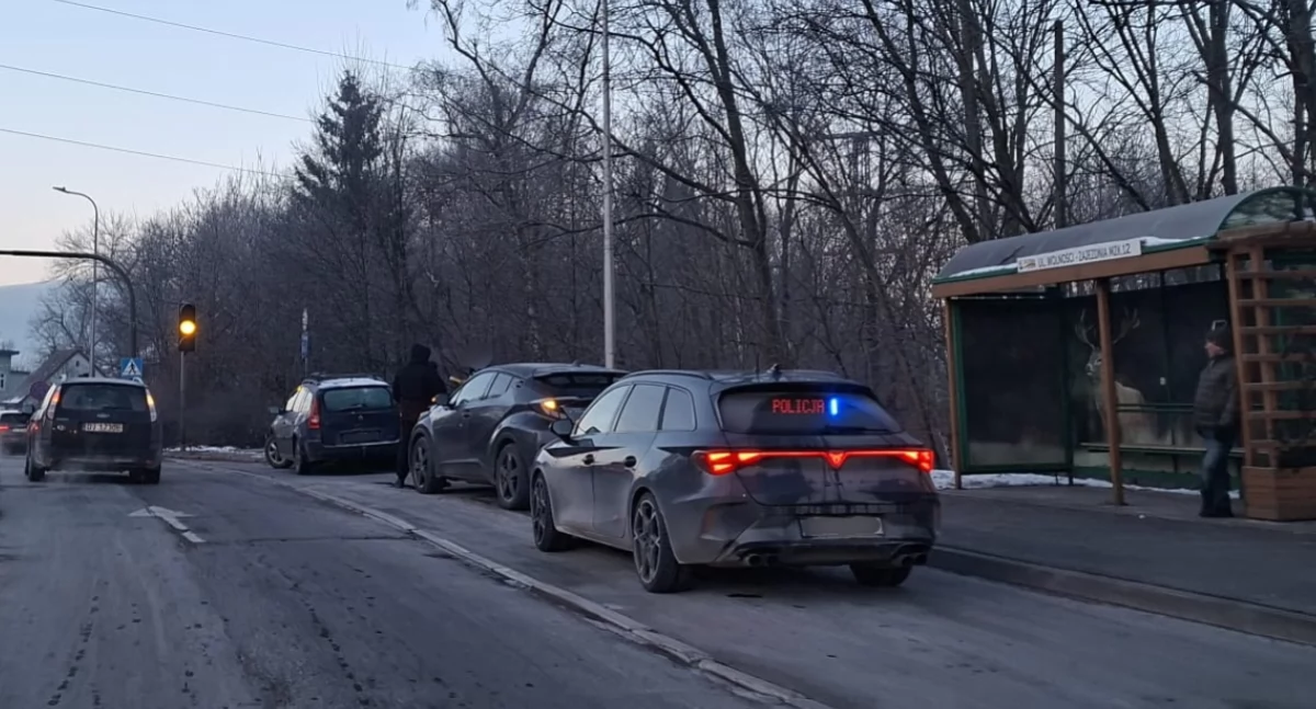 Klasyczne najechanie na tył. Utrudnienia przy zajezdni MZK Jelenia Góra