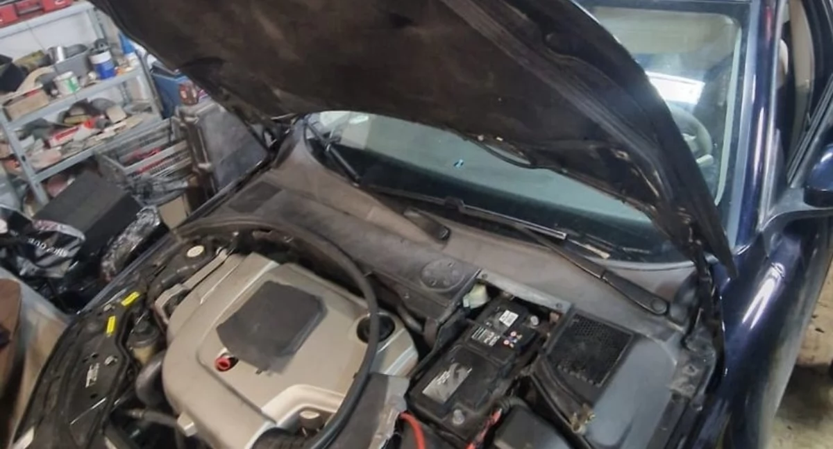 Ukradli auto, rozbierali je w warsztacie. Policyjna akcja zakończyła się zatrzymaniem czterech osób
